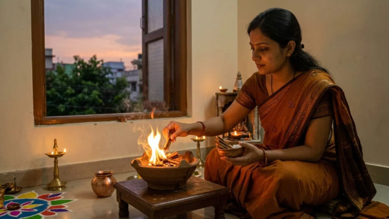 ఆదివారం, సోమవారం: దాల్చినచెక్కతో కర్పూరం:
ఆదివారం లేదా సోమవారం సాయంత్రం సమయంలో ఇంటి ఆగ్నేయ దిశలో మట్టి లేదా ఇత్తడి పాత్రలో కర్పూరంతో పాటు చిన్న దాల్చినచెక్క ముక్కను వెలిగించడం మంచిదిగా భావిస్తారు. వాస్తు ప్రకారం ఆగ్నేయ దిశ అగ్ని తత్వానికి ప్రతీక. ఈ పరిహారం వల్ల ఇంటిలో పేరుకుపోయిన ప్రతికూల శక్తి తగ్గి, సూర్య భగవానుడు, పరమశివుడి అనుగ్రహం లభిస్తుందని నమ్ముతారు.