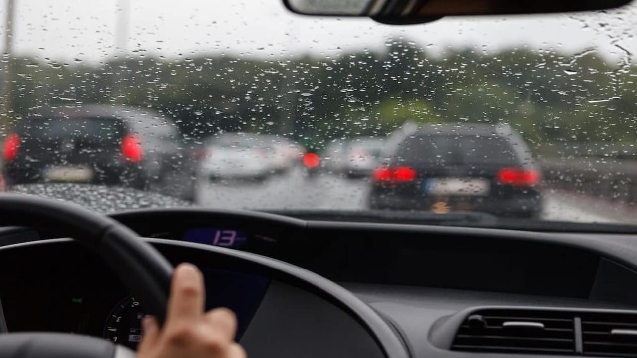 Car Features: వర్షాకాలంలో మీ కారులో దాగున్న ఈ 6 ఫీచర్లు వాడటం తెలిస్తే.. డ్రైవింగ్ చాలా సేఫ్!