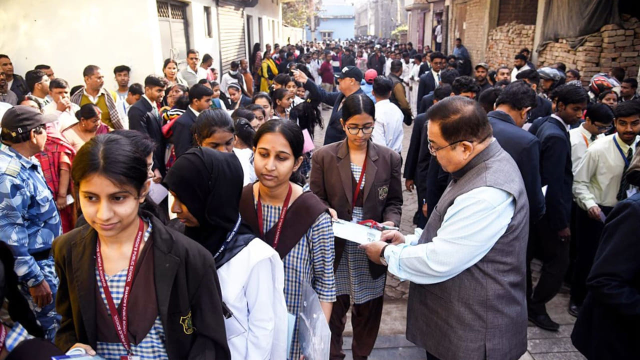 CBSE 10వ తరగతి బోర్డు ఫలితాల కోసం పడిగాపులు.. 50 రోజులైనా పత్తాలేని రిజల్ట్స్! నెట్టింట పేలుతున్న జోకులు