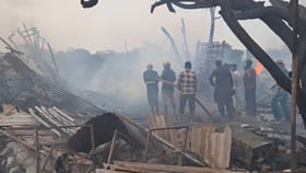 కళ్ల ముందే కాలిబూడిదైన గోదాం..!