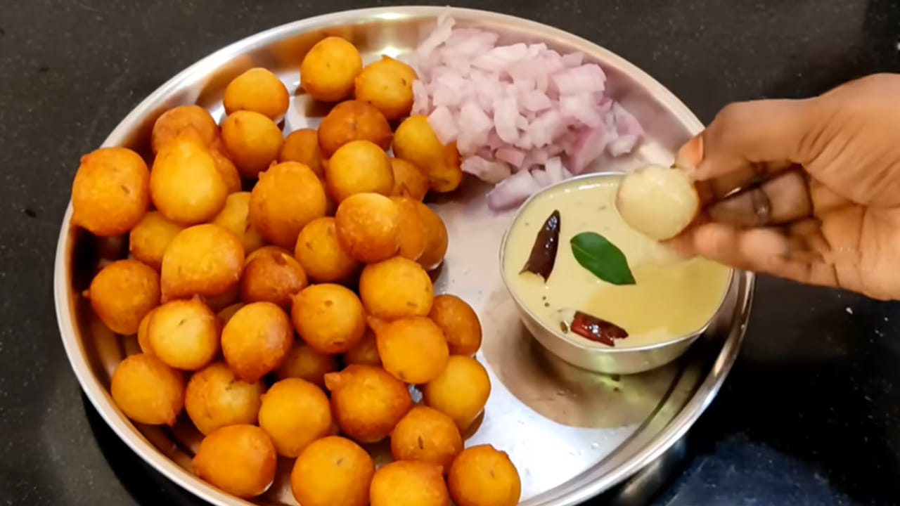 చల్ల పునుగులకు కావలసిన పదార్థాలు.. మైదా పిండి – సుమారు 1½ కప్పులు, పెరుగు / చిక్కటి మజ్జిగ – ముప్పావు కప్పు, ఉప్పు – 1 టీ స్పూన్ (రుచికి సరిపడా), జీలకర్ర – 1 టీ స్పూన్, వంట సోడా – చిటికెడు (ఐచ్చికం), పచ్చిమిర్చి ముక్కలు – 2, ఉల్లిపాయ సన్నగా తరిగింది – 1 (ఐచ్చికం), కరివేపాకు తరిగింది – 1 టేబుల్ స్పూన్, నీరు – అవసరమైనంత, నూనె – డీప్ ఫ్రైకి.. తీసుకోవాలి.