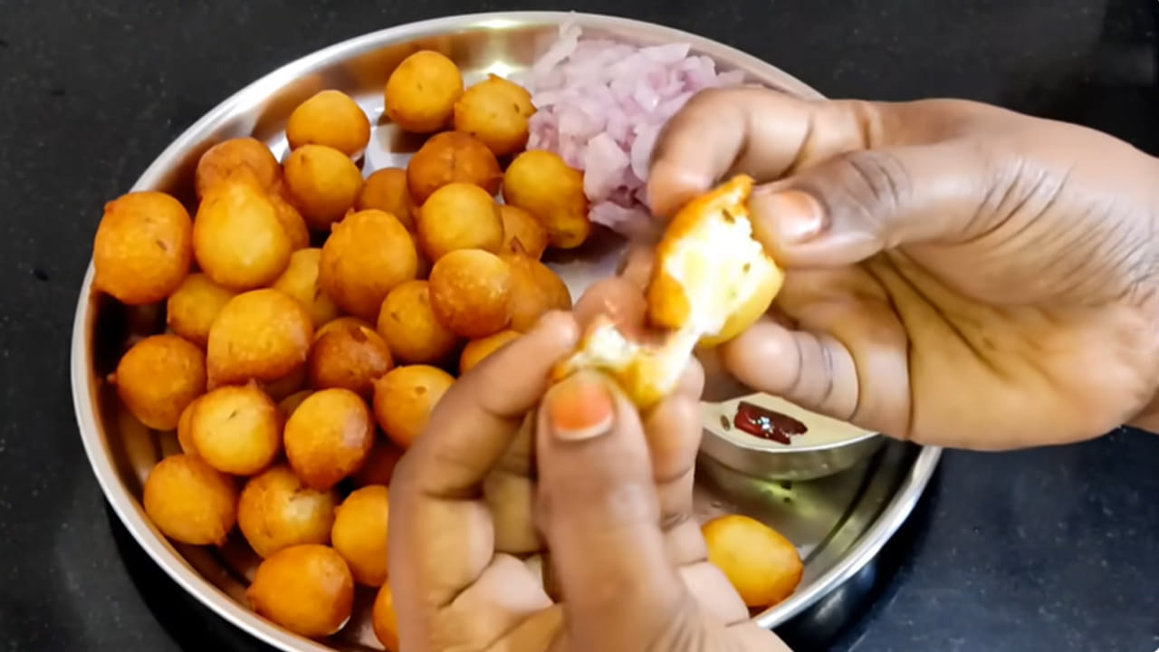 ఇలా చేస్తే పిండిలో పులుపు బాగా వస్తుంది. పునుగులు లోపల స్పాంజీగా అవుతాయి. వేయించే ముందు చిటికెడు వంట సోడా వేసి మెల్లగా కలపాలి. ఆ తర్వాత కడాయిలో నూనె వేడి చేయాలి. మంటను మధ్యస్థాయిలో ఉంచాలి. చేతిని తడిపి చిన్న చిన్న ఉండలుగా పిండిని నూనెలోకి వేయాలి. ఒకేసారి ఎక్కువ వేయకూడదు. అన్ని వైపులా బంగారు రంగు వచ్చే వరకు వేయించాలి. టిష్యూపేపర్పై తీసి అదనపు నూనె తొలగించాలి. అంతే కమ్మని చల్ల పునుగులు రెడీ అయినట్లే.