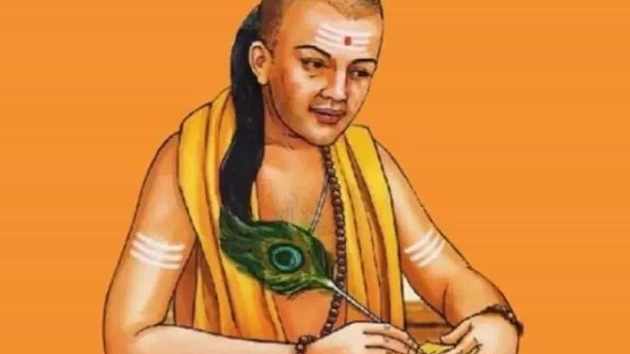 దొంగతనం, మోసం  చేసే వాళ్ళు అవినీతి చేసి సంపాదిస్తారు. ఈ సొమ్ముతో అస్సలు తినకూడదు. ఎందుకంటే పాపపు ఆహారం. ఈ పనుల నుంచి వండిన అన్నం కూడా పనికిరానిదే అవుతుంది. మీరు ఇలాంటి వాళ్ళ ఇళ్లలో అసలు తినకండి. అది మీ మానసిక ఆరోగ్యాన్ని నాశనం చేస్తుంది. 
