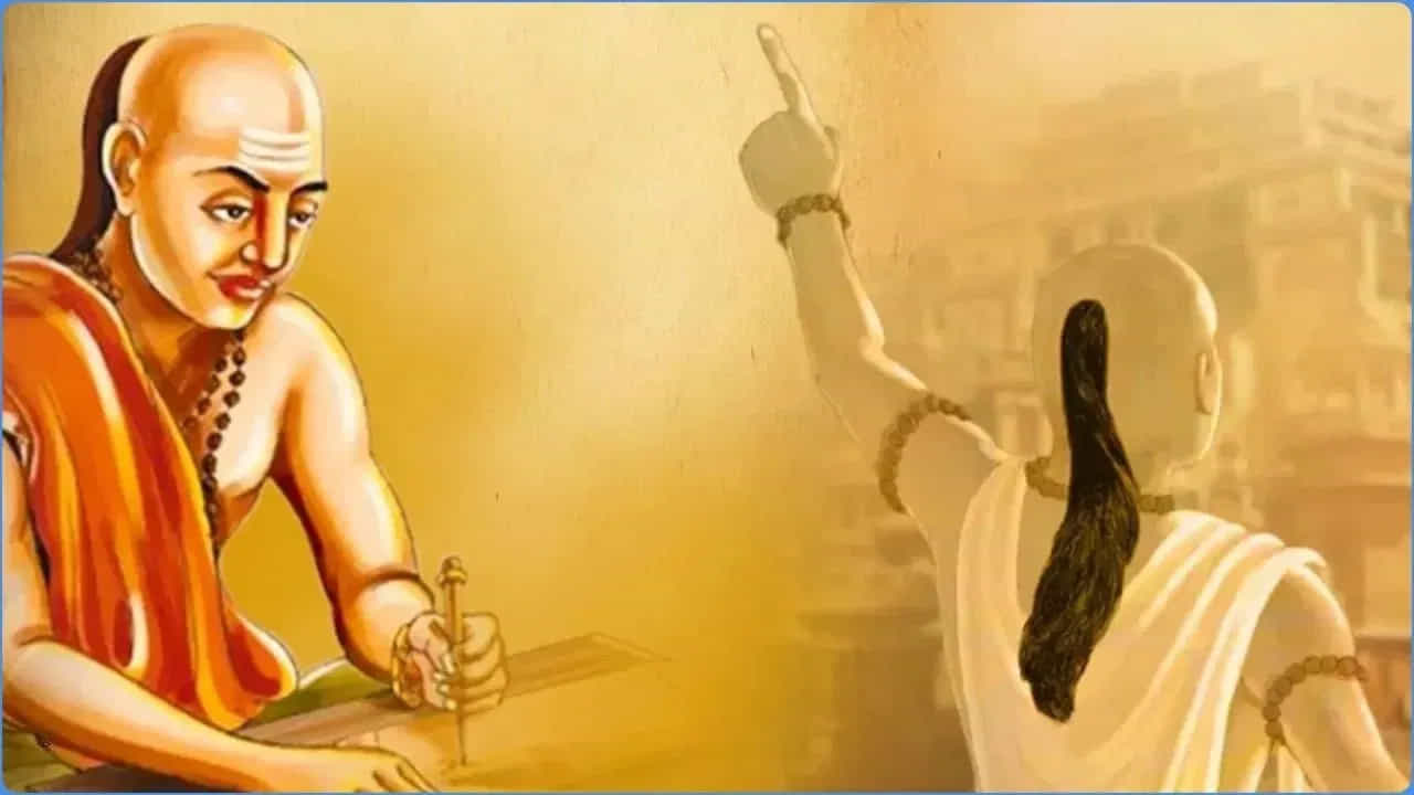 ఆహారాన్ని ఎప్పుడు కూడా ప్రేమత వడ్డించాలి. అలాగే  గౌరవించాలి కూడా. ఇంకా అహంకారం, కోపంతో వడ్డించే అన్నం కూడా తినకండి. ఇలాంటి ఫుడ్ విషంతో సమానమని చాణక్యుడు అంటున్నారు. వీరి ఇంట్లో తిన్నా శరీరంలోకి నెగిటివ్ ఎనర్జీ వెళ్తుంది. 
ఇంకా అంత మంచిది కాదు. 
