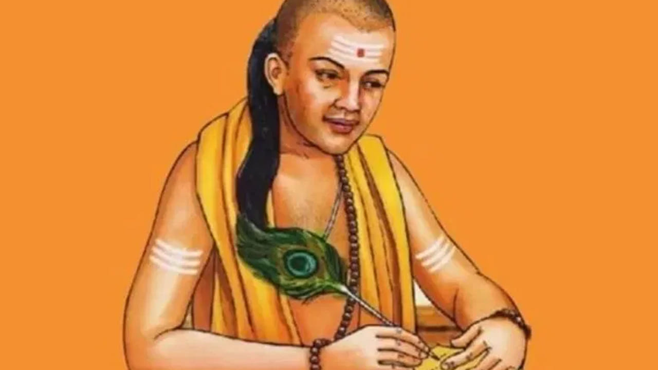 అప్పు తీసుకునే ముందు ఇది ఆలోచించండి : అప్పు తీసుకునే ముందు మీ తిరిగి ఎలా చెల్లించాలనే ప్రణాళికను ముందుగానే వేసుకోవాలి. అయితే, మీకు నిజంగా అవసరం ఉంటేనే రుణం తీసుకోండి. అయితే ప్రణాళిక లేకుండా మీరు డబ్బులు ఖర్చు పెడితే ఆర్థిక సమస్యలకు దారితీస్తాయి. ఇక రుణం తీసుకునే ముందు కూడా దీనిని లెక్కలోకి తీసుకోవాలి.