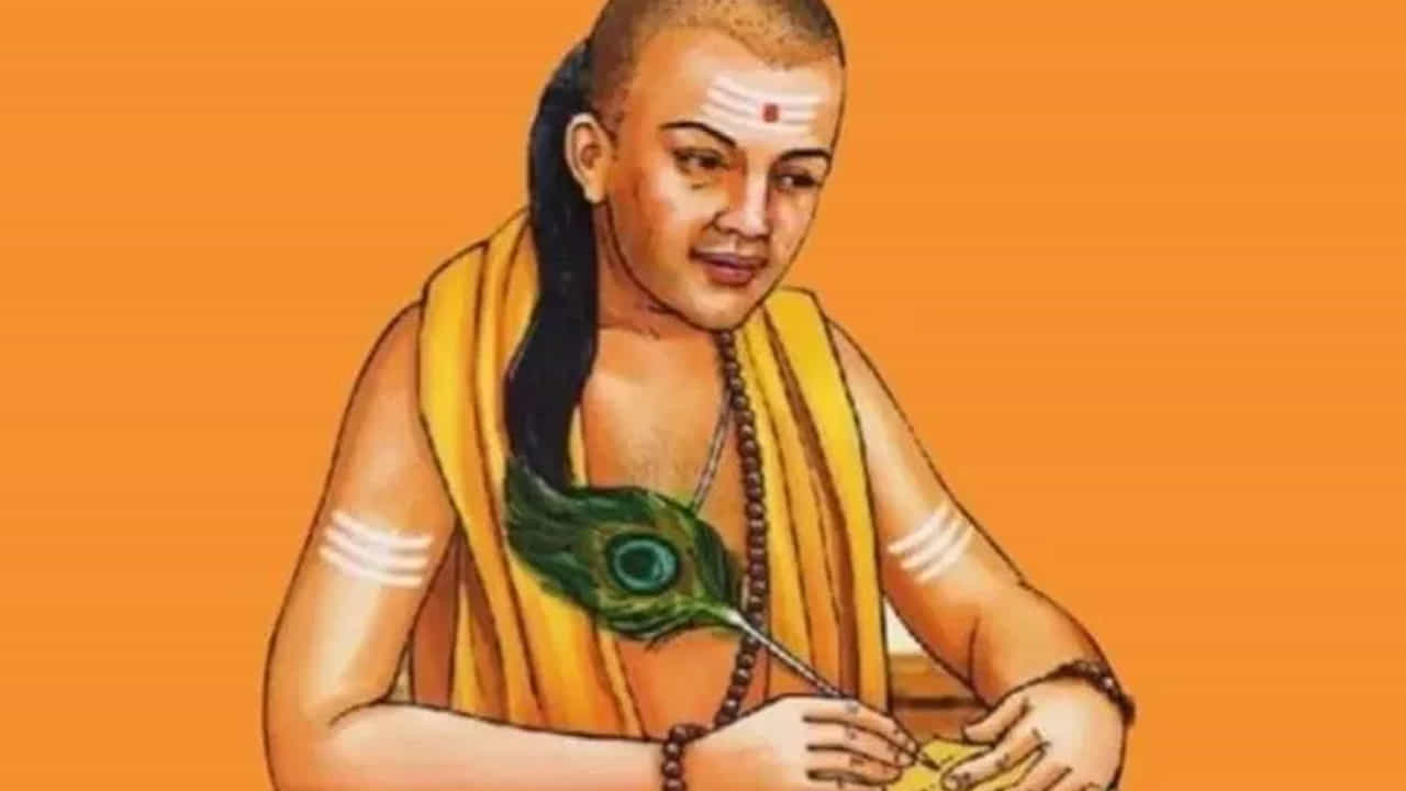 అప్పు తీసుకునే ముందు ఇది ఆలోచించండి : అప్పు తీసుకునే ముందు మీ తిరిగి ఎలా చెల్లించాలనే ప్రణాళికను ముందుగానే వేసుకోవాలి. అయితే, మీకు  నిజంగా అవసరం ఉంటేనే  రుణం తీసుకోండి.  అయితే ప్రణాళిక లేకుండా మీరు డబ్బులు  ఖర్చు పెడితే ఆర్థిక సమస్యలకు  దారితీస్తాయి. ఇక రుణం తీసుకునే ముందు కూడా దీనిని లెక్కలోకి తీసుకోవాలి.

