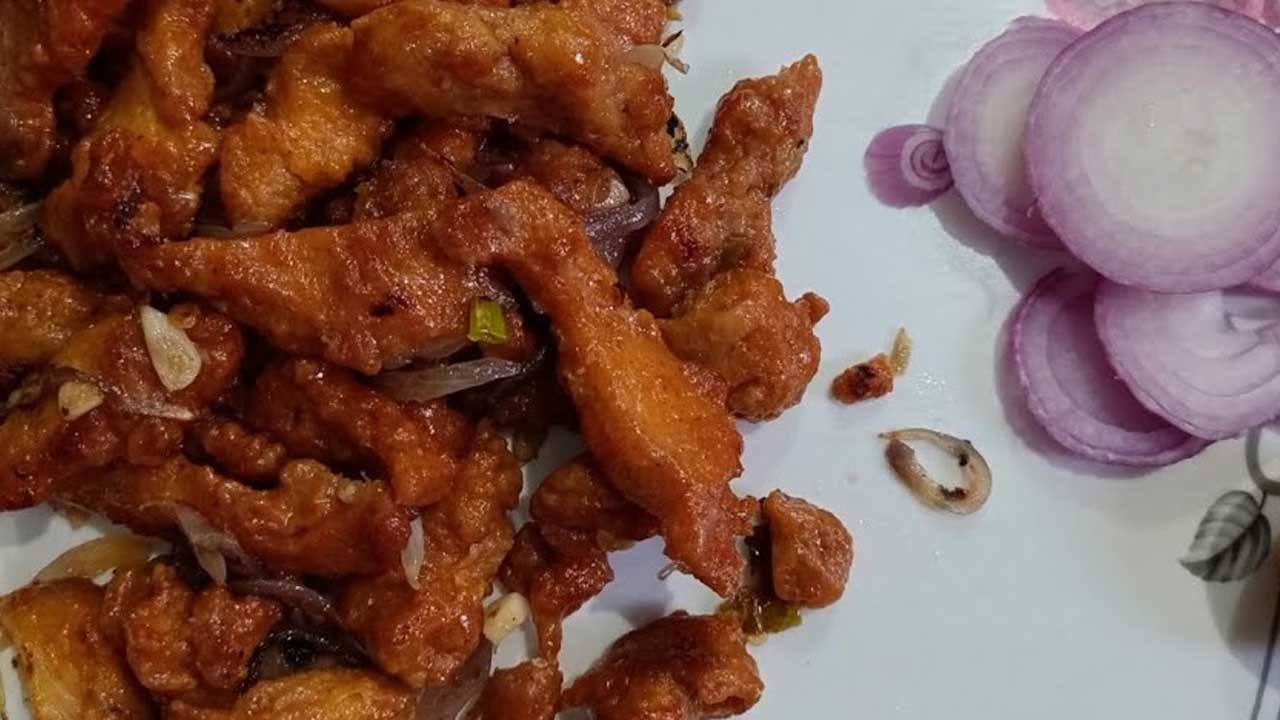 కావాల్సిన పదార్థాలు : చికెన్ 500గ్రా ,అల్లం వెల్లుల్లి పేస్ట్, వన్ టేబుల్ స్పూన్ కారం, పసుపు చిటికెడు, రుచికి సరిపడ నిమ్మరసం, వన్ టీ స్పూన్ కార్న్ ఫ్లోర్, నూనె, మైదా, గుడ్డు, గ్రేవీ కోసం.. నూనె, వెల్లుల్లి, పచ్చి మిర్చి, ఉల్లిపాయ, కారం, సోయా సాస్, టమాటా సాస్, చిల్లీ సాస్, ఉప్పు, పంచదార, నీళ్లు, కొత్తిమీర, నిమ్మకాయ ముక్కలు.