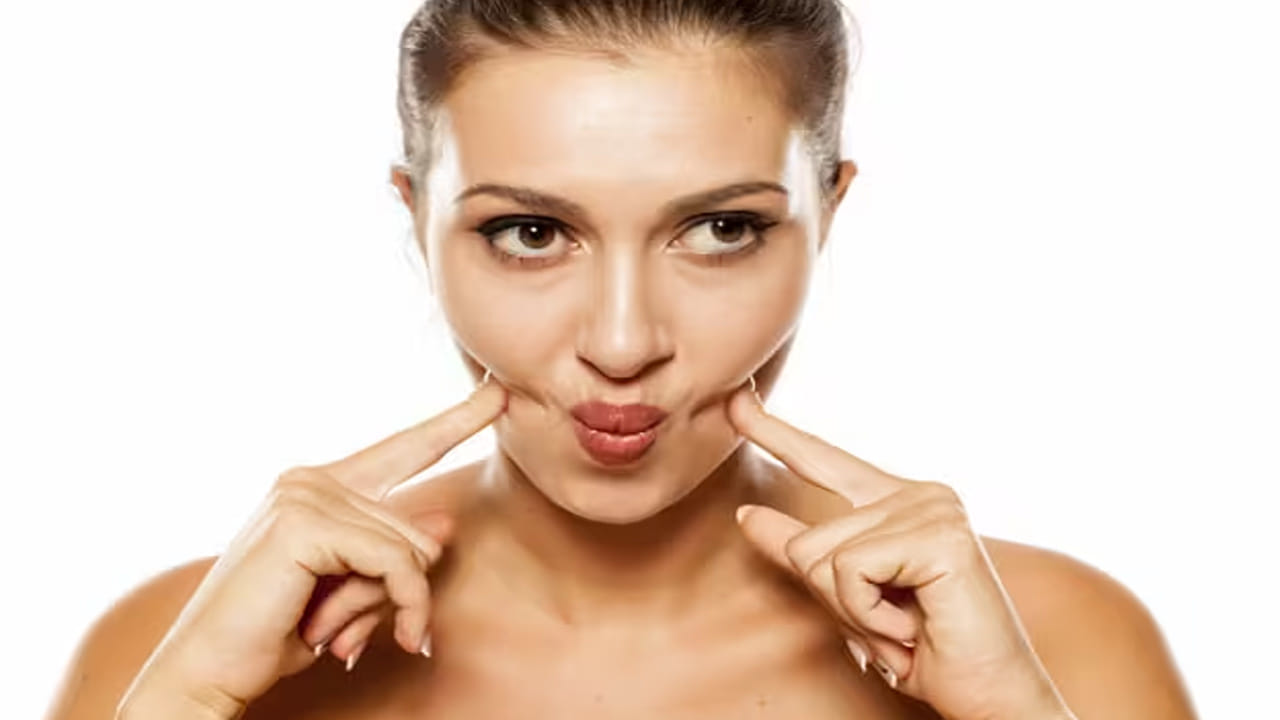 టంగ్ స్ట్రెచ్ (Tongue Stretch): నేరుగా కూర్చుని మీ నాలుకను వీలైనంత వరకు బయటకు చాచాలి. నాలుకను పైకి అంటే మీ ముక్కును తాకడానికి ప్రయత్నిస్తున్నట్లుగా పైకి తిప్పాలి. ఈ స్థితిలో 10 సెకన్లు ఉండి ఆ తర్వాత వదిలేయాలి. ఇది దవడ కండరాలను బలోపేతం చేస్తుంది.