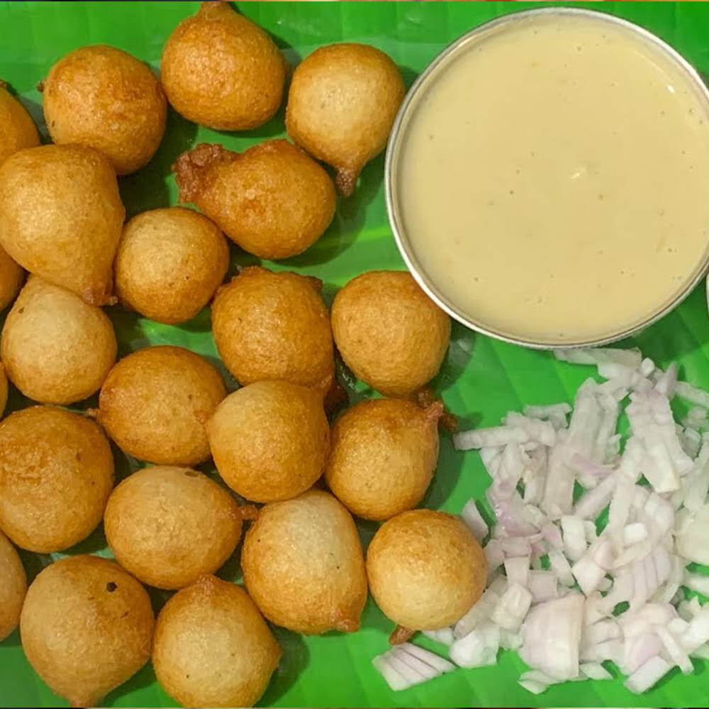 కావలసిన పదార్థాలు: పునుగుల కోసం ఒక కప్పు మైదా పిండి, అర కప్పు గట్టి పెరుగు పుల్లటిదైతే మరీ మంచిది, రెండు చెంచాల వరిపిండి , ఒక చెంచా జీలకర్ర, సన్నగా తరిగిన పచ్చిమిర్చి, ఉల్లిపాయ ముక్కలు, కొద్దిగా కరివేపాకు, కొత్తిమీర, తగినంత ఉప్పు, చిటికెడు వంటసోడా మరియు డీప్ ఫ్రైకి సరిపడా నూనె. చట్నీ కోసం మూడు టొమాటోలు, నాలుగు ఎండుమిర్చి లేదా పచ్చిమిర్చి, నాలుగు వెల్లుల్లి రెబ్బలు, ఒక చెంచా పల్లీలు, కొద్దిగా చింతపండు, ఉప్పు మరియు పోపు దినుసులు.