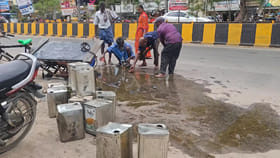 రోడ్డుపై వంట నూనె.. బాటిళ్లతో పరుగెత్తిన జనం..