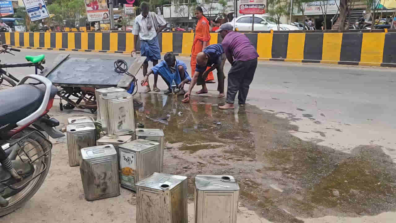 Telangana: అయ్య బాబోయ్.. నూనెను కూడా వదిలిపెట్టరా..? రోడ్డుపై జనం ప్రాకులాట..