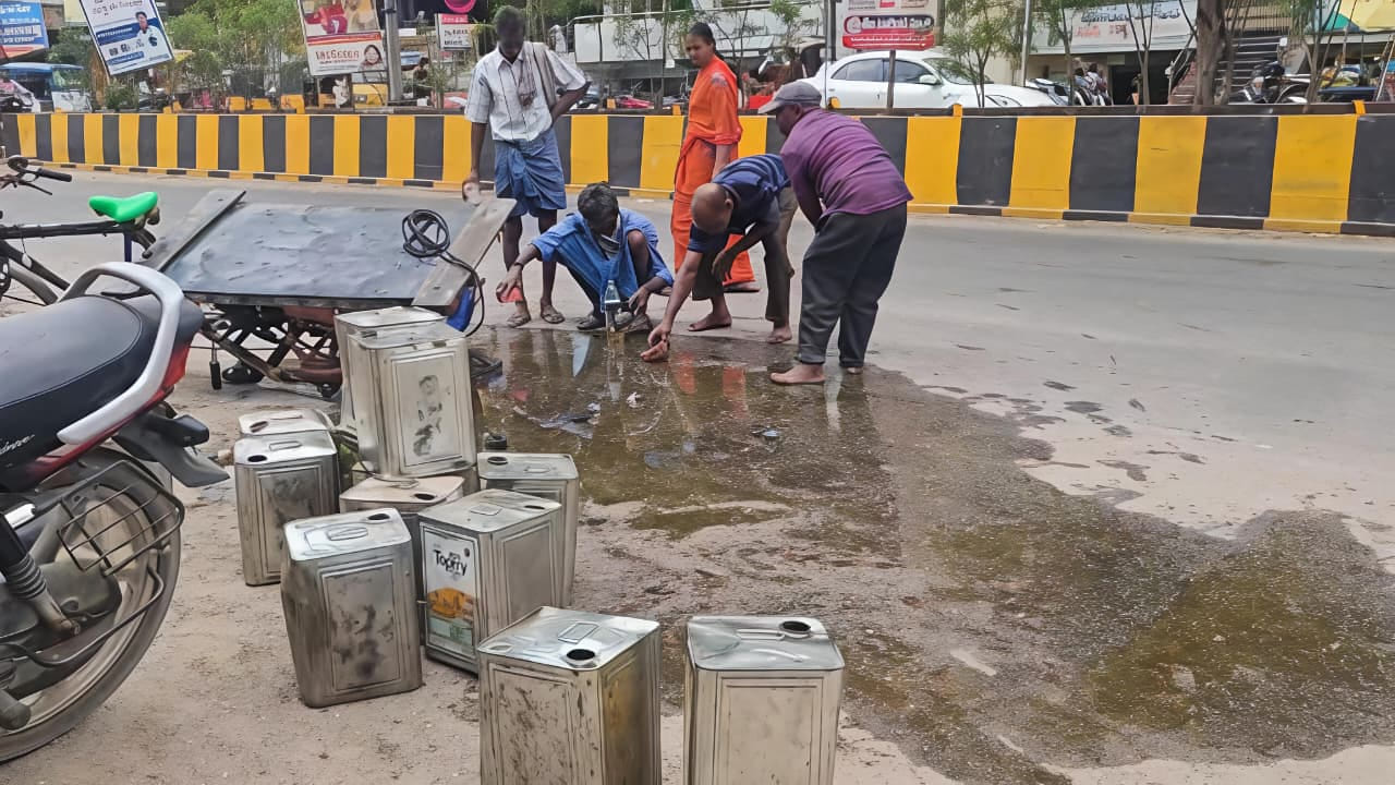 Telangana: అయ్య బాబోయ్.. నూనెను కూడా వదిలిపెట్టరా..? రోడ్డుపై జనం ప్రాకులాట..