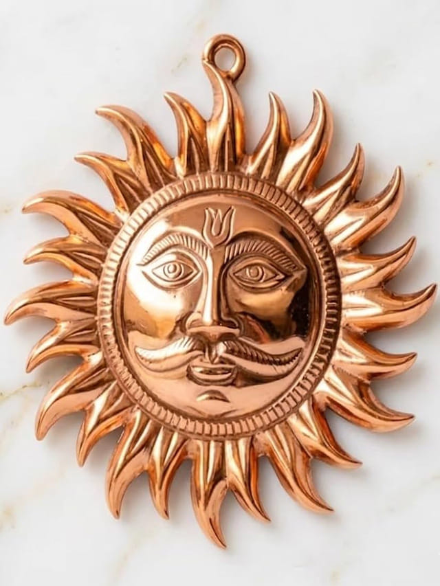 వాస్తు: ప్రధాన ద్వారం వద్ద రాగి సూర్యుడిని ఉంచితే.. ఇంట్లోకి అదృష్టం..