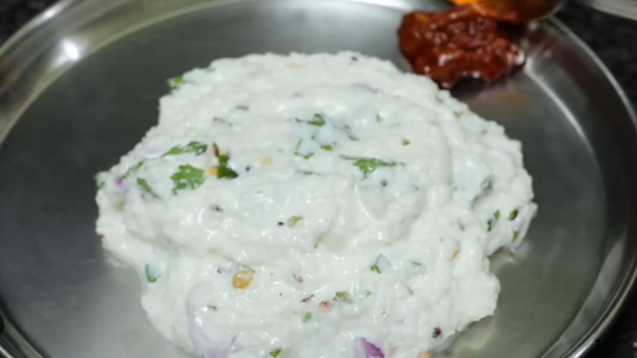 ముందుగా ఒక పెద్ద గిన్నెలో చల్లారిన అన్నం వేసి గరిటెతో లేదా చేత్తో మెత్తగా కలపాలి. ఇప్పుడు అందులో పెరుగు, తగినంత ఉప్పు వేసి బాగా కలపాలి. తర్వాత సన్నగా తరిగిన ఉల్లిపాయ, పచ్చిమిర్చి, అల్లం ముక్కలు వేసి మరోసారి కలపాలి. ఇప్పుడు ఒక చిన్న పాన్లో నూనె వేడి చేయాలి. నూనె వేడెక్కిన తర్వాత ఆవాలు వేసి చిటపటలాడనివ్వాలి. తరువాత జీలకర్ర, మినప్పప్పు, శనగపప్పు వేసి లేత బంగారు రంగు వచ్చే వరకు వేయించాలి. ఆపై ఎండుమిర్చి ముక్కలు, కరివేపాకు, చిటికెడు ఇంగువ వేసి కొన్ని సెకన్లు వేయించాలి. ఈ వేడి తాలింపును పెరుగు అన్నంపై పోసి బాగా కలపాలి. చివరగా కొత్తిమీర చల్లి 2 నిమిషాలు మూతపెట్టి ఉంచాలి. అంతే రుచికరమైన తాలింపు పెరుగు అన్నం సిద్ధం.