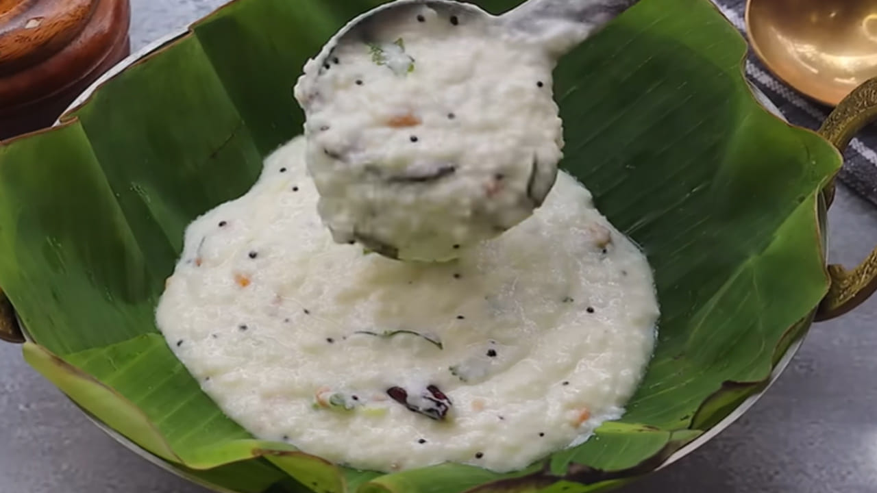 ఈ పెరుగు అన్నాన్ని ఆవకాయ, మాగాయ, నిమ్మకాయ ఊరగాయ లేదా పచ్చిమిరపకాయ వడియాలతో వడ్డిస్తే భోజనం మరింత రుచికరంగా ఉంటుంది. తక్కువ సమయంలో తయారయ్యే ఈ వంటకం పిల్లల నుంచి పెద్దల వరకు అందరికీ నచ్చుతుంది.
