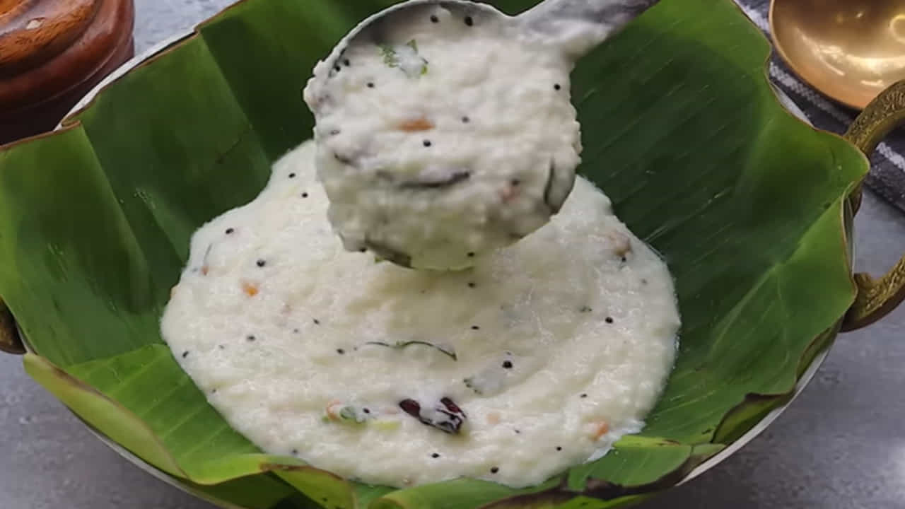 ఈ పెరుగు అన్నాన్ని ఆవకాయ, మాగాయ, నిమ్మకాయ ఊరగాయ లేదా పచ్చిమిరపకాయ వడియాలతో వడ్డిస్తే భోజనం మరింత రుచికరంగా ఉంటుంది. తక్కువ సమయంలో తయారయ్యే ఈ వంటకం పిల్లల నుంచి పెద్దల వరకు అందరికీ నచ్చుతుంది.
