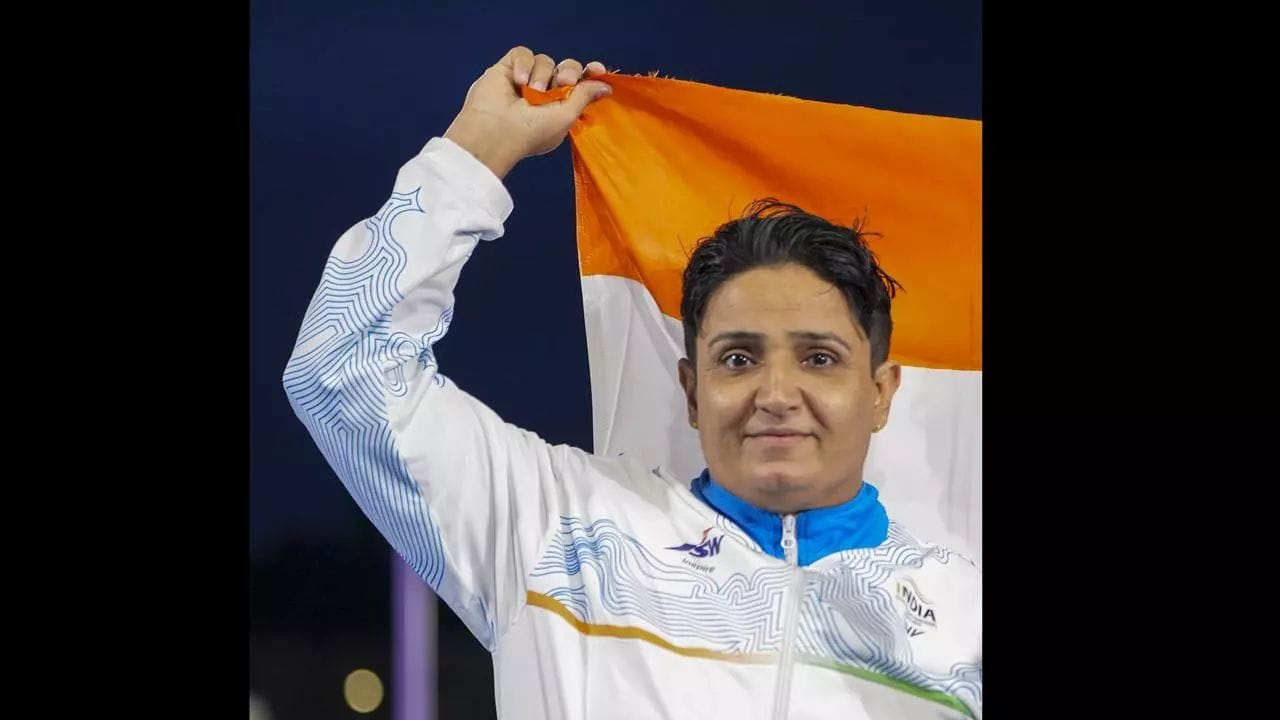 2026 Commonwealth Games: యువతరం మాత్రమే క్రీడల్లో రాణించి పతకాలు సాధించగలదనే అపోహను పటాపంచలు చేసింది భారత పారా అథ్లెట్ షర్మిలా ధన్‌ఖడ్. క్రీడల్లో సత్తా చాటడానికి వయసు కేవలం ఒక అంకె మాత్రమేనని నిరూపించింది. తనను శారీరకంగా కుంగదీసిన పోలియో మహమ్మారిని ఎదిరించి గ్లాస్గో వేదికగా జరుగుతున్న కామన్వెల్త్ క్రీడల్లో స్వర్ణ పతకాన్ని ముద్దాడింది. నలభై ఏళ్ల వయసులో షాట్‌పుట్ ఎఫ్57 విభాగం ఫైనల్లో ఏకంగా 9.81 మీటర్ల దూరం గుండును విసిరి ఈ అద్భుతాన్ని ఆవిష్కరించింది. కామన్వెల్త్ క్రీడల పారా అథ్లెటిక్స్‌లో భారత దేశం రెండు దశాబ్దాలుగా ఎదురుచూస్తున్న పసిడి కలను సాకారం చేసింది. అయితే, ఈ పతకం వెనుక ఉన్నది కేవలం క్రీడా నైపుణ్యం మాత్రమే కాదు. గుండెల్ని పిండేసే ఎన్నో కన్నీటి గాథలు ఆమె గెలుపు ప్రయాణంలో దాగి ఉన్నాయి.