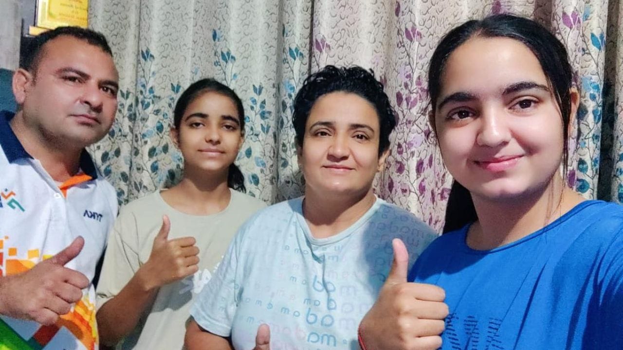 చీకటి కమ్మిన ఆమె జీవితంలో ఇరవై ఎనిమిదేళ్ల వయసులో ఓ వెలుగు రేఖ కనిపించింది. అజిత్ సింగ్ అనే వ్యక్తితో ఆమెకు రెండో వివాహం జరిగింది. ఆ పెళ్లి ఆమె పాత జీవితాన్ని పూర్తిగా తుడిచిపెట్టేసింది. అజిత్ సింగ్ ఆమెను తన ప్రాణంగా చూసుకోవడమే కాకుండా, ఆ ఇద్దరు పిల్లల బాధ్యతను కూడా ప్రేమతో స్వీకరించాడు. కుటుంబాన్ని రెవాఢీకి మార్చిన అతను, షర్మిలలో అద్భుతమైన స్ఫూర్తిని రగిలించాడు. ఆమెను పారా స్పోర్ట్స్‌లో చేర్పించి నిరంతరం ప్రోత్సహించాడు. అక్కడే షాట్‌పుట్‌లో షర్మిల అసాధారణ ప్రావీణ్యం సంపాదించింది. ఏ చేతులైతే కష్టాలతో కాయలు కాశాయో, అదే చేతులతో గుండును విసిరి నేడు ప్రపంచ వేదికపై విశ్వవిజేతగా నిలిచింది. గ్లాస్గో క్రీడల్లో తన కెరీర్‌లోనే అత్యుత్తమ ప్రదర్శన కనబరిచి దేశానికి బంగారు పతకాన్ని అందించింది.