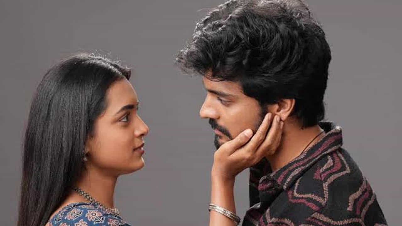 ప్రియదర్శి నటించిన ‘మెయిల్’, సమంత నిర్మాతగా తెరకెక్కిన ‘శుభం’ చిత్రాల్లో కీలక పాత్రలతో గుర్తింపు తెచ్చుకున్న హర్షిత్ రెడ్డి, ఇప్పుడు హీరోగా‘దీవానా’తో ఆకట్టుకున్నాడు. స్నేహ మణిమేఘలై హీరోయిన్గా నటించిన ఈ చిత్రం, విడుదలకు ముందే ప్రమోషనల్ కంటెంట్తో మంచి ఆసక్తిని రేకెత్తించింది. గీతా డిస్ట్రిబ్యూషన్ సంస్థ ఈ సినిమాను ప్రేక్షకుల ముందుకు తీసుకురావడం, అలాగే అల్లు అర్జున్ ప్రీమియర్స్ వేయాలని సూచించడం వంటి అంశాలు సినిమాపై మరింత హైప్ను క్రియేట్ చేశాయి. జూన్ 19వ విడుదలైన తర్వాత కూడా ప్రేక్షకుల నుంచి ఈ చిత్రానికి విశేష ఆదరణ లభించింది. ఈ సినిమా ఈ శుక్రవారం నుంచి ఓటీటీలోకి అందుబాటులోకి రానుంది.