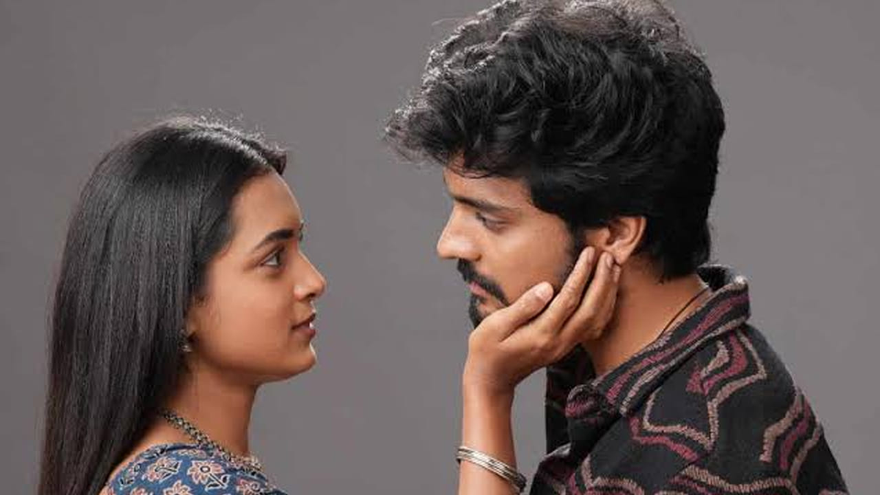 ప్రియదర్శి నటించిన ‘మెయిల్’, సమంత నిర్మాతగా తెరకెక్కిన ‘శుభం’ చిత్రాల్లో కీలక పాత్రలతో గుర్తింపు తెచ్చుకున్న హర్షిత్ రెడ్డి, ఇప్పుడు హీరోగా‘దీవానా’తో ఆకట్టుకున్నాడు. స్నేహ మణిమేఘలై హీరోయిన్గా నటించిన ఈ చిత్రం, విడుదలకు ముందే ప్రమోషనల్ కంటెంట్తో మంచి ఆసక్తిని రేకెత్తించింది. గీతా డిస్ట్రిబ్యూషన్ సంస్థ ఈ సినిమాను ప్రేక్షకుల ముందుకు తీసుకురావడం, అలాగే అల్లు అర్జున్ ప్రీమియర్స్ వేయాలని సూచించడం వంటి అంశాలు సినిమాపై మరింత హైప్ను క్రియేట్ చేశాయి. జూన్ 19వ విడుదలైన తర్వాత కూడా ప్రేక్షకుల నుంచి ఈ చిత్రానికి విశేష ఆదరణ లభించింది. ఈ సినిమా ఈ శుక్రవారం నుంచి ఓటీటీలోకి అందుబాటులోకి రానుంది.