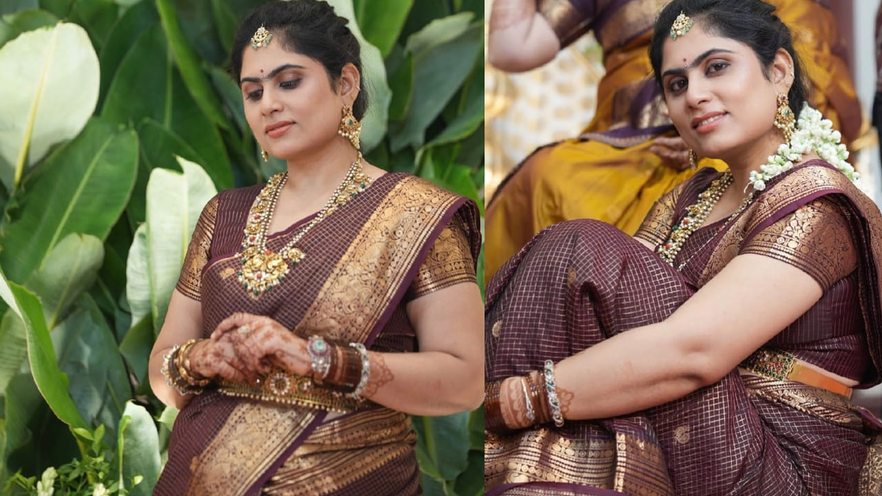 తాజాగా దిల్ రాజు ఇంట్లో ఓ శుభకార్యం జరిగినట్లు తెలుస్తోంది. ఈ సందర్భంగా తేజస్విని ట్రెడిషిన్ లో లుక్ లో దర్శనమిచ్చింది. పట్టుచీర కట్టి, నగలు ధరించి, పూలు పెట్టి ఎంతో అందంగా కనిపించింది తేజస్విని.