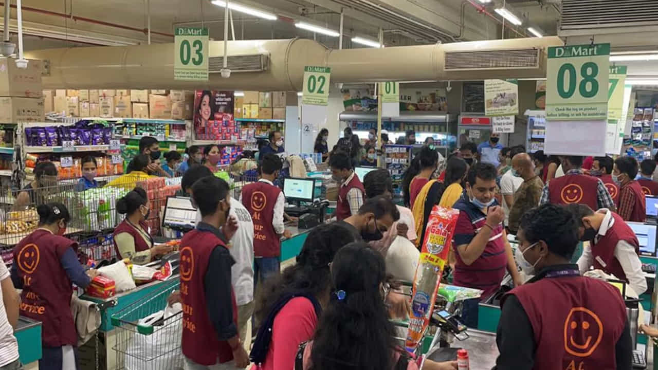 DMart ప్రత్యేకత ఏమిటంటే అది ప్రతిరోజూ కొన్ని వస్తువులపై తగ్గింపులను అందిస్తుంది. అయితే, ఏ రోజు ఏ వస్తువులు చౌకగా ఉంటాయో ఖచ్చితంగా చెప్పలేము. దీని అర్థం, తగ్గింపులు అందుబాటులో ఉన్నప్పటికీ, అవి లభించే నిర్దిష్ట వస్తువులు మారుతూ ఉంటాయి.