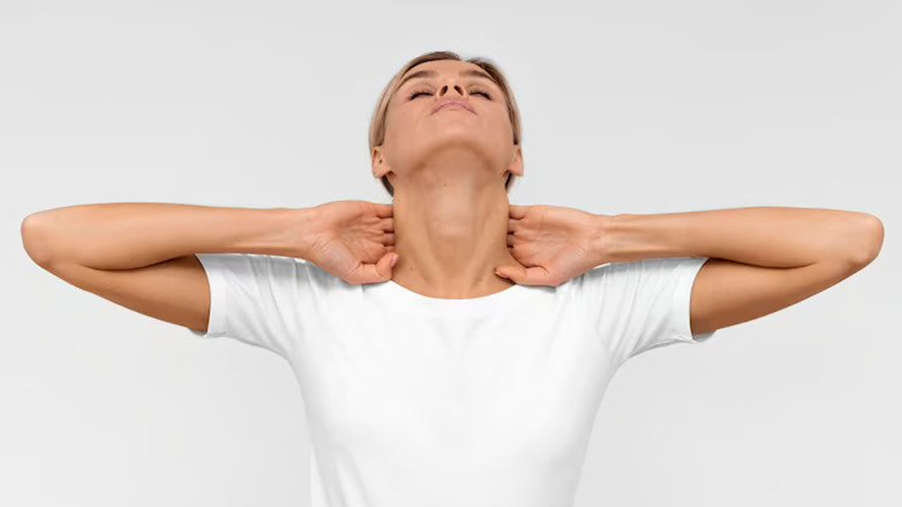 స్కై కిస్సింగ్ (Sky Kiss Technique): ఈ వ్యాయామం గడ్డం చుట్టూ ఉన్న కండరాలను స్ట్రెచ్ చేయడానికి బాగా ఉపయోగపడుతుంది. ముందుగా మీ తలను వెనక్కి వంచి ఆకాశం వైపు చూడాలి. ఆ స్థితిలో ఉంటూ ఎవరికైనా ముద్దు (Kiss) పెడుతున్నట్లుగా మీ పెదవులను పైకి చాపాలి. ఇలా 10 నుండి 15 సెకన్ల పాటు ఉంచి, ఆపై సాధారణ స్థితికి రావాలి. దీన్ని రోజుకు 10 సార్లు చేయడం వల్ల గడ్డం కింద కొవ్వు కరుగుతుంది.