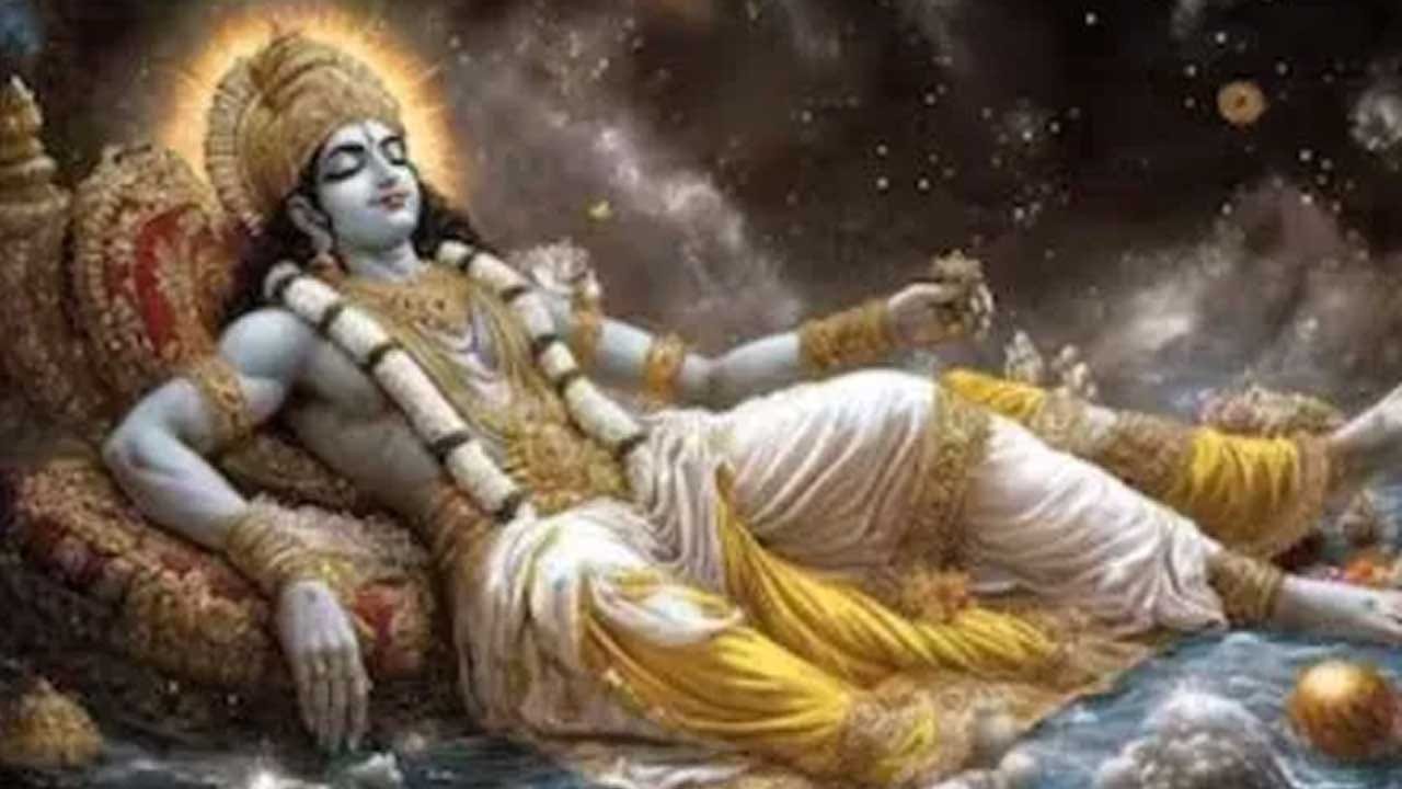 అలాగే తొలి ఏకాదశి రోజు ఉదయం స్నానం చేసి పసుపు రంగు బట్టలు ధరించి, ఇంటిలో ఉన్న లక్ష్మీదేవి, విష్ణు మూర్తిని పూజించాలి. అంతే కాకుండా తప్పకుండా తులసి పూజ కూడా చేయాలి. ఎవరి ఇంటిలో అయితే ఈరోజు విష్ణుసహస్రనామం పారాయణం చేస్తారో, వారికి అన్నివిధాలుగా కలిసి వస్తుందని చెప్పుకొస్తున్నారు పండితులు.