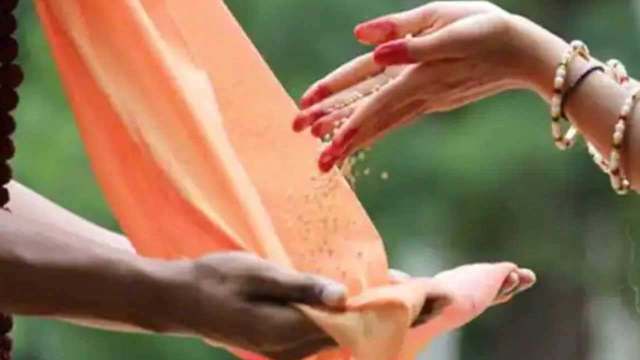 అదే విధంగా ఈరోజు నది స్నానం ఆచరించడం కూడా చాలా మంచిది. అలాగే దాన ధర్మాలు చేయడం వలన కలిసి వస్తుంది. అలాగే తొలి ఏకాదశి రోజు ఉల్లి, వెల్లుల్లి, మద్యం , మాంసం తినకూడదు. ఈరోజు ఉపావాసం ఉంటూ విష్ణు మూర్తిని నిష్టగా పూజించడం వలన కోట్ల మంది కోరుకున్నా రాని పుణ్యం వస్తుందంట.