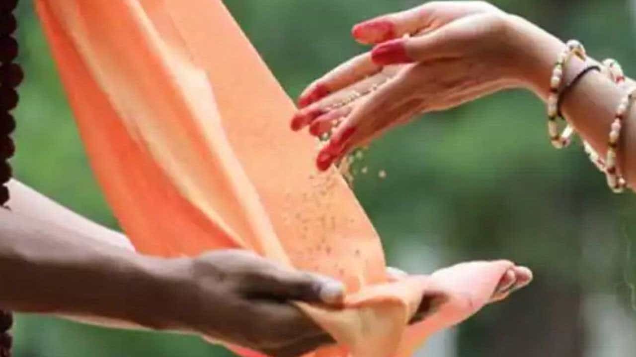 అదే విధంగా ఈరోజు నది స్నానం ఆచరించడం కూడా చాలా మంచిది. అలాగే దాన ధర్మాలు చేయడం వలన కలిసి వస్తుంది. అలాగే తొలి ఏకాదశి రోజు ఉల్లి, వెల్లుల్లి, మద్యం , మాంసం తినకూడదు. ఈరోజు ఉపావాసం ఉంటూ విష్ణు మూర్తిని నిష్టగా పూజించడం వలన కోట్ల మంది కోరుకున్నా రాని పుణ్యం వస్తుందంట.