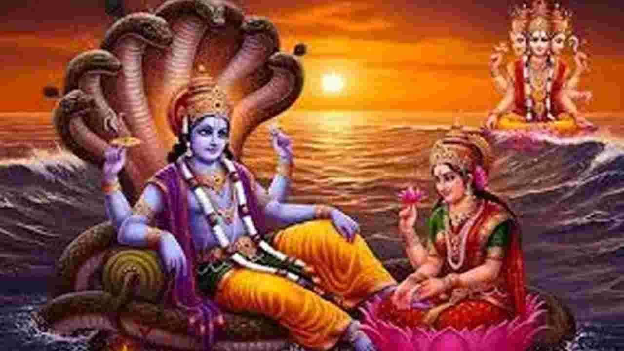 ఇక ఈ రోజు శ్రీమహావిష్ణువును, లక్ష్మీదేవిని తులసిని పూజించడం చాలా మంచిదంట. అంతే కాకుండా దీని వలన ఆర్థికంగా కలిసి వస్తుంది. అందుకే ఈరోజున చాలా మంది విష్ణుమూర్తిని, భక్తి శ్రద్ధలతో పూజించుకుంటారు. ఆలయానికి వెళ్లి ప్రత్యేక పూజలు చేస్తారు.