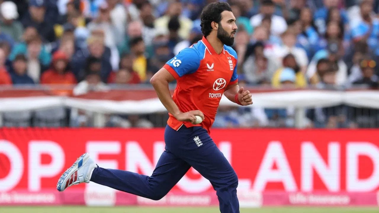 చెస్టర్-లె-స్ట్రీట్‌లో జరిగిన మొదటి టీ20 మ్యాచ్‌లో ఇంగ్లాండ్ ఫాస్ట్ బౌలర్ సాకిబ్ మహమూద్ అద్భుతమైన స్పెల్‌తో భారత బ్యాటింగ్ లైనప్‌ను కుదిపేశాడు. కేవలం 33 పరుగులు మాత్రమే ఇచ్చి 3 కీలక వికెట్లు పడగొట్టి భారత్‌ను తీవ్రంగా ఇబ్బంది పెట్టాడు. ముఖ్యంగా ప్రమాదకరమైన ఓపెనర్ సంజు శాంసన్‌ను పెవిలియన్‌కు పంపడమే కాకుండా, మిడిలార్డర్‌లో నిలదొక్కుకుంటున్న తిలక్ వర్మ, శ్రేయస్ అయ్యర్ వంటి ముగ్గురు కీలక బ్యాటర్ల వికెట్లను కూల్చి టీమిండియా నడుము విరిచాడు. అంతటి ఫామ్‌లో ఉన్న మ్యాచ్ విన్నర్‌ను రెండో టీ20కి పక్కన పెట్టడం వెనుక ఇంగ్లాండ్ వ్యూహం ఏంటో ఎవరికీ అర్థం కావడం లేదు.