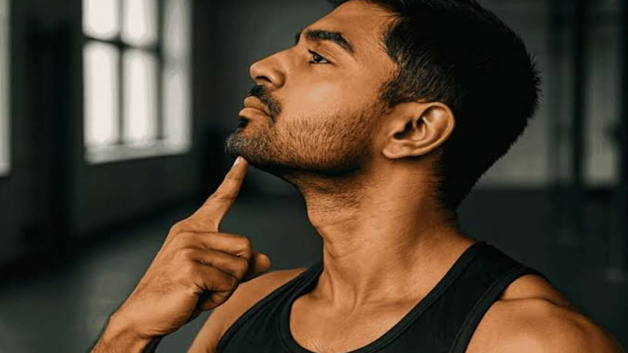 దవడ కదలికలు (Jaw Jut): మీ తలను వెనక్కి వంచి సీలింగ్ వైపు చూడండి. ఇప్పుడు మీ కింది దవడను (Lower Jaw) వీలైనంత వరకు ముందుకు నెట్టాలి. దీనివల్ల గడ్డం కింద గట్టిగా సాగినట్లు (Stretch) అనిపిస్తుంది. ఈ పొజిషన్లో 10 లెక్కపెట్టి, ఆపై రిలాక్స్ అవ్వాలి.