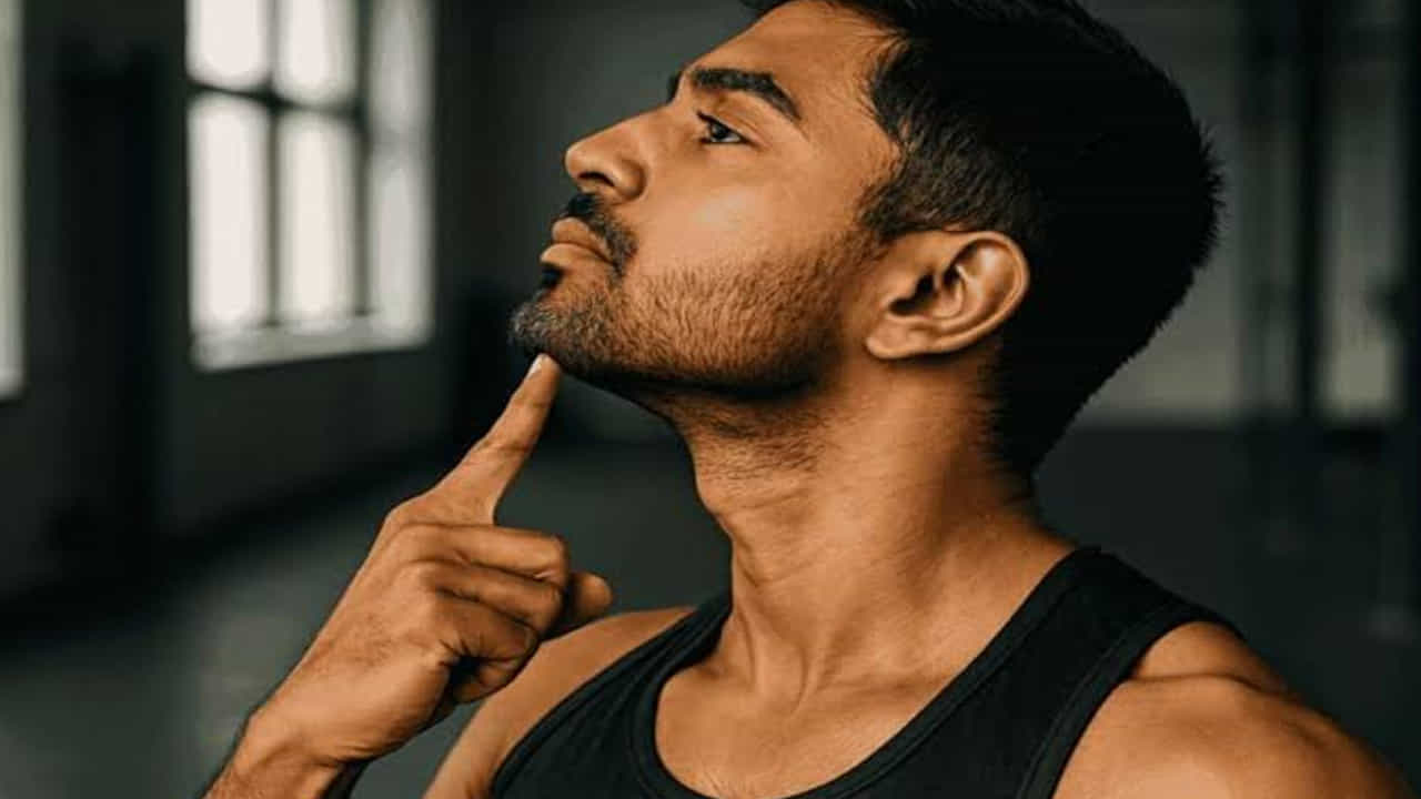 దవడ కదలికలు (Jaw Jut): మీ తలను వెనక్కి వంచి సీలింగ్ వైపు చూడండి. ఇప్పుడు మీ కింది దవడను (Lower Jaw) వీలైనంత వరకు ముందుకు నెట్టాలి. దీనివల్ల గడ్డం కింద గట్టిగా సాగినట్లు (Stretch) అనిపిస్తుంది. ఈ పొజిషన్‌లో 10 లెక్కపెట్టి, ఆపై రిలాక్స్ అవ్వాలి.
