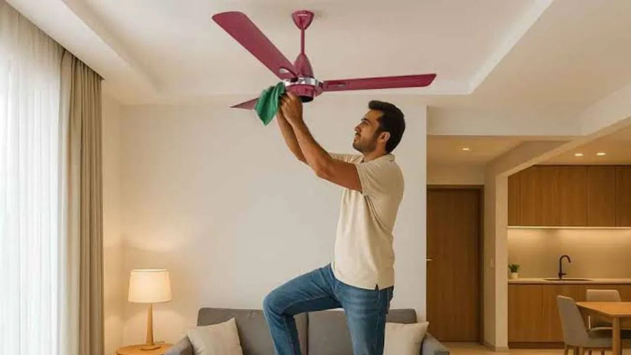 Fan Electricity Bill: వేసవి కాలంలో దాదాపు ప్రతి ఇంట్లోనూ సీలింగ్ ఫ్యాన్లు అత్యధికంగా ఉపయోగించే విద్యుత్ ఉపకరణాలలో ఒకటిగా ఉంటాయి. విద్యుత్తును ఆదా చేయడానికి ప్రజలు తరచుగా ఫ్యాన్ వేగాన్ని తగ్గిస్తారు. కానీ ఒక చిన్నదైనా ముఖ్యమైన విషయాన్ని విస్మరిస్తారు. అదే ఫ్యాన్ రెక్కలపై పేరుకుపోయే దుమ్ము పొర. ఈ పేరుకుపోవడం ఫ్యాన్ సామర్థ్యాన్ని తగ్గిస్తుంది.