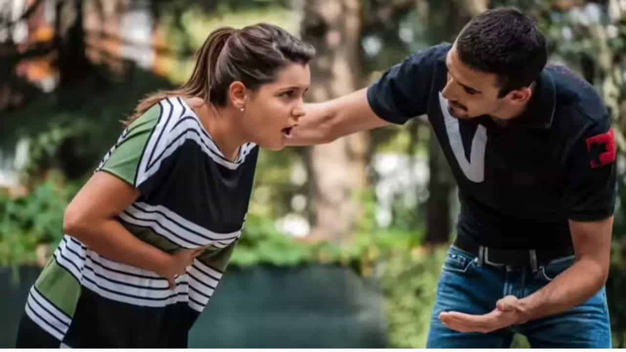 మరో విధంగా కూడా ముల్లును మనం తొలగించవచ్చు. ఇందుకోసం వేడి వేడి అన్నాన్ని చిన్న ఉండలు చేసి నరుగా మింగేయండి. అరటిపండులాగే, అన్నం కూడా ముల్లును కిందకి నెట్టే సామర్థ్యాన్ని కలిగి ఉంటుంది. ఎక్కువ భాగం చేప ఎముకలు మీ గొంతు వెనుక భాగంలో, మీ టాన్సిల్స్ చుట్టూ చిక్కుకుంటాయి. కాబట్టి జోరుగా దగ్గడానికి ప్రయత్నించడం ద్వారా బలమైన దగ్గు నుండి ముల్లును బయటకు తీసుకురావచ్చు. ముల్లు తొలగించేందుకు ఇది కూడా ఒక మార్గం.