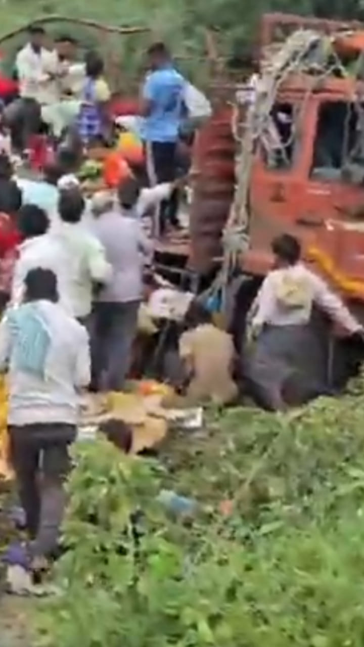 మహబూబాబాద్‌లో ఆపిల్ లోడ్ డీసీఎం బోల్తా.. పండ్ల కోసం ఎగబడ్డ జనం