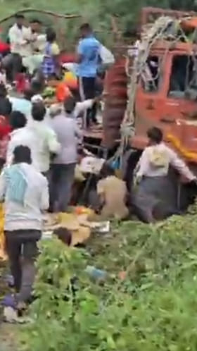 మహబూబాబాద్‌లో ఆపిల్ లోడ్ డీసీఎం బోల్తా.. పండ్ల కోసం ఎగబడ్డ జనం
