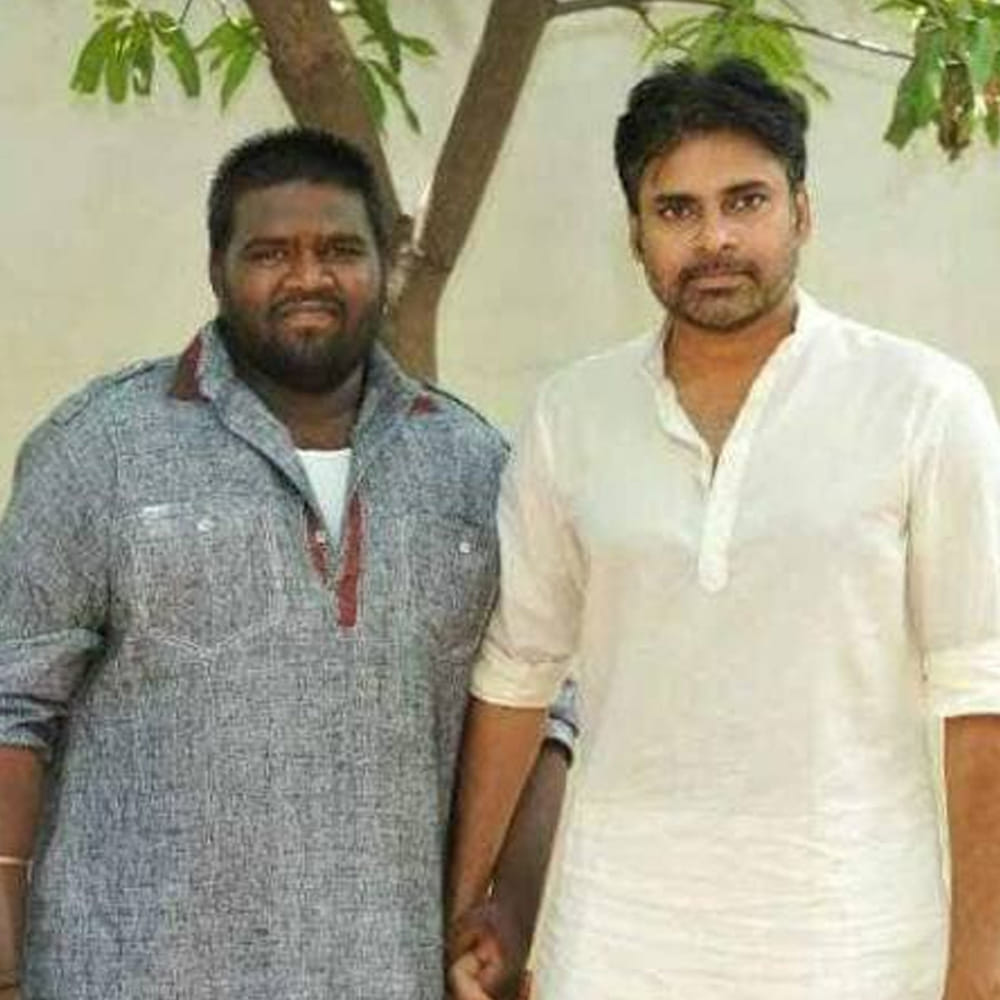 రమేష్ వైద్య ఖర్చుల నిమిత్తం రూ. 5 లక్షల తక్షణ ఆర్థిక సాయాన్ని అందించి తన ఉదారతను, తోటి నటుడిపై ఉన్న అభిమానాన్ని చాటుకున్నారు. దర్శకుడు హరీష్ శంకర్ తెరకెక్కించిన బ్లాక్బస్టర్ చిత్రం 'గబ్బర్ సింగ్'లో పవన్ కళ్యాణ్తో కలిసి నటించిన రమేష్, తనదైన కామెడీ టైమింగ్తో ప్రేక్షకులను అలరించారు. ఆ చిత్రం ఆయనకు సినీ పరిశ్రమలో మంచి పేరు తెచ్చిపెట్టింది. అయితే గత కొంతకాలంగా రమేష్ తీవ్ర అనారోగ్య సమస్యలతో బాధపడుతున్నారు.