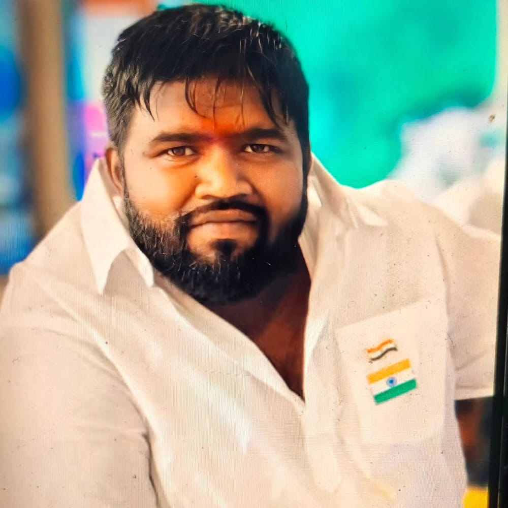 పవన్ కళ్యాణ్ కేవలం రాజకీయంలోనే కాకుండా, కళాకారులు కష్టాల్లో ఉన్నప్పుడు వారికి వెన్నుదన్నుగా నిలవడం కొత్తేమీ కాదు. గతంలో కూడా ఎంతోమంది చిన్న నటులకు, సాంకేతిక నిపుణులకు ఆయన ఆర్థిక సాయం అందించి ఆదుకున్నారు. రమేష్ కుటుంబ సభ్యులు పవన్ కళ్యాణ్ అందించిన ఈ సహాయానికి, ఆయన చూపిన అభిమానానికి హృదయపూర్వక కృతజ్ఞతలు తెలియజేశారు. రమేష్ త్వరలోనే పూర్తి ఆరోగ్యంతో కోలుకుని మళ్లీ వెండితెరపై అలరించాలని సినీ అభిమానులు కోరుకుంటున్నారు.