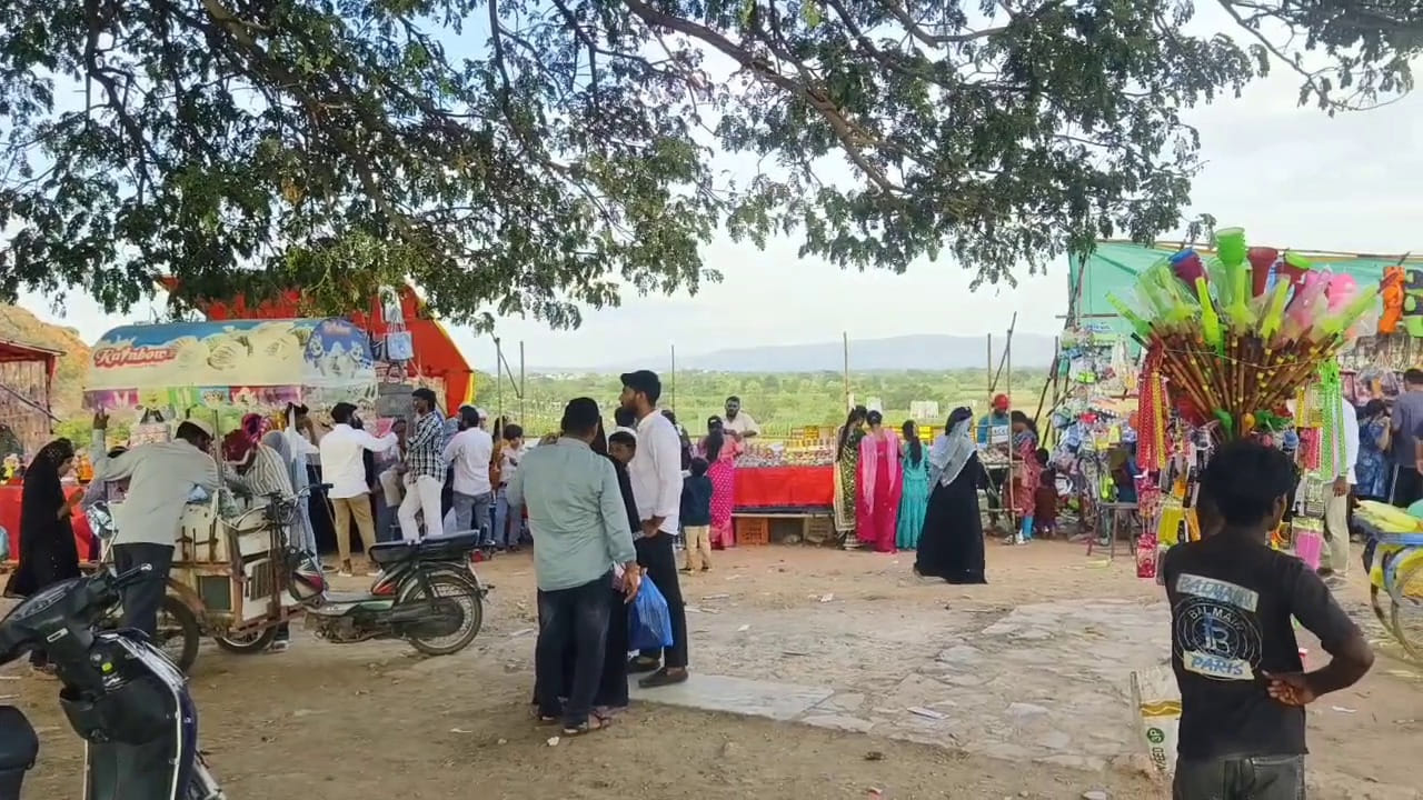 చెరువుని సందర్శించడమే కాకుండా చెరువు కట్టపై ఉన్న దీనాషా వలి దర్గాను దర్శించుకుని  మొక్కులు చెల్లిస్తారు. జూలై నెలలో నెల పొడుపు కనిపించిన 13వ రోజు ముస్లింలు ఈ పండగను జరుపుకుంటారు. తేరాతేజీ నెల చేదు నెలగా ముస్లింలు చెబుతుంటారు. 