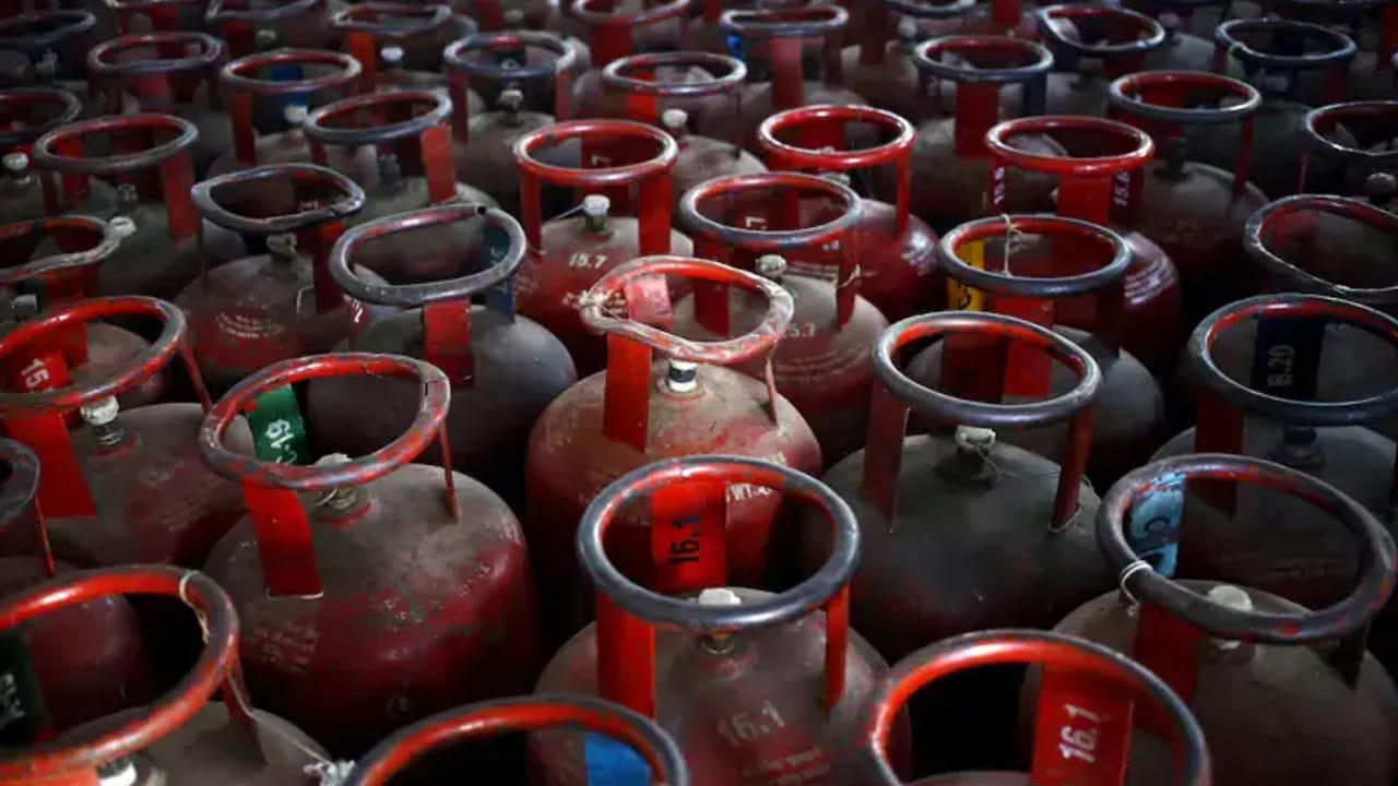 కొత్త LPG సిలిండర్ల కనెక్షన్ కావాలంటే కేవైసీ (నో యువర్ కస్టమర్) దరఖాస్తు ఫారమ్‌ను పూర్తి చేయాలి. అనంతరం ఆధార్ కార్డు, పాస్‌పోర్ట్, డ్రైవింగ్ లైసెన్స్ లేదా పాన్ కార్డు వంటి గుర్తింపు పత్రాలు అవసరం. అలాగే విద్యుత్/నీటి/టెలిఫోన్ బిల్లు, రేషన్ కార్డు, ప్రస్తుత చిరునామాతో కూడిన ఆధార్ కార్డు, అద్దె లేదా లీజు ఒప్పందం, చిరునామాతో కూడిన పాస్‌పోర్ట్ లేదా డ్రైవింగ్ లైసెన్స్ వంటి చిరునామా రుజువులు అందించాలి. పాస్‌పోర్ట్ సైజు ఫోటోగ్రాఫ్‌లతో పాటు సబ్సిడీని పొందేందుకు అర్హత పొందాలనుకుంటే, బ్యాంకు ఖాతా వివరాలు కూడా అవసరం.
