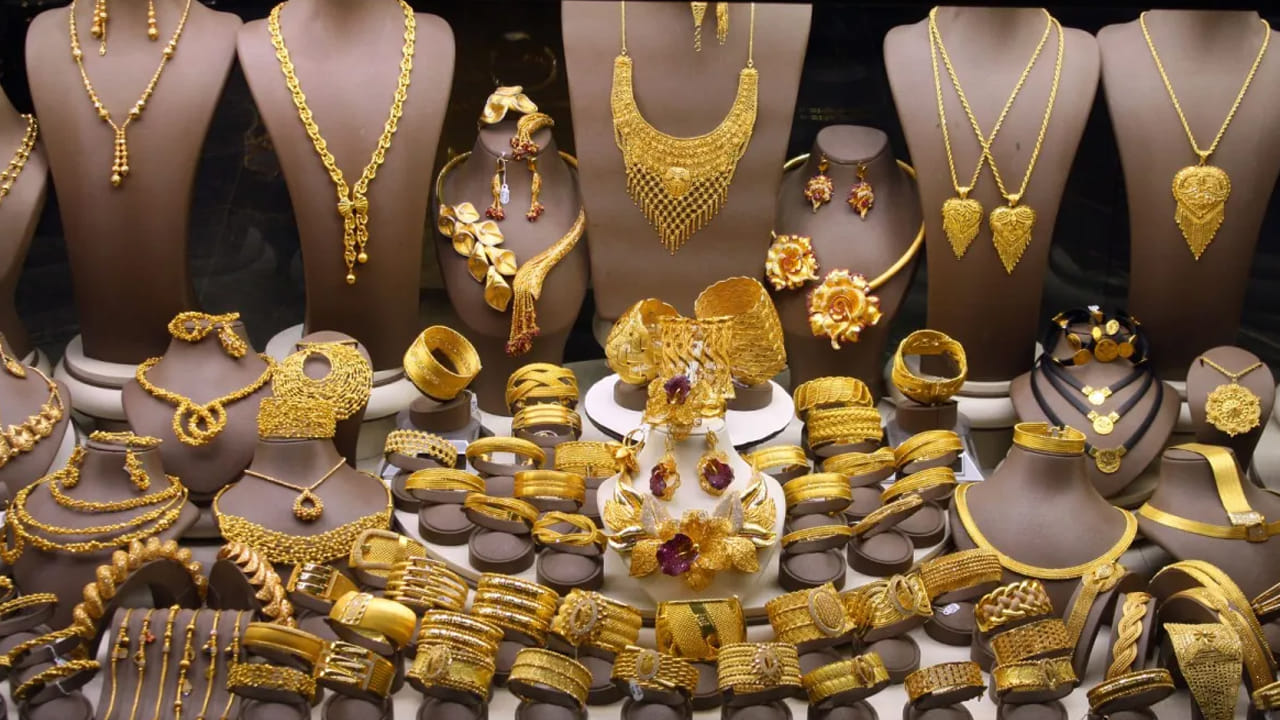 ఈ వారంలో బంగారం ధరలు ఊరట కల్గిస్తున్నాయి. సోమవారం నుంచి ధరలు పడిపోతూ వస్తోన్నాయి. వరుసగా ధరలు పతనమవుతూ వస్తోండటంతో కొనుగోలుదారులకు ఉపశమనం లభిస్తోంది. అంతర్జాతీయంగా పసిడి ధరలు కుప్పకూలడంతో దేశంలోనూ అదే పరిస్థితి నెలకొంది. దీంతో కొనుగోలు చేసేందుకు ఇదే మంచి అవకాశంగా చెప్పవచ్చు. జులై 17న దేశంలోని ప్రధాన నగరాల్లో బంగారం, వెండి ధరలు ఎలా ఉన్నాయో చూద్దాం.