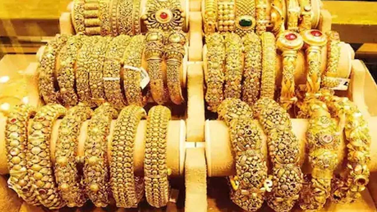 ఆధ్యాత్మికంగా చూస్తే, ఆషాఢ మాసాన్ని శూన్య మాసం అంటారు. ఈ సమయంలో ఎలాంటి శుభకార్యాలు జరపరు. ముఖ్యంగా శుభకార్యాలు, గృహ ప్రవేశాలు చేయరు. అంతే కాకుండా బంగారం, బంగారు నగలు కొనుగోలు చేయడం. అంతే కాకుండా కొత్త వ్యాపారాలు మొదలు పెట్టరు. ఆషాఢంతో దక్షిణాయనం మొదలవుతుంది కాబట్టి, దేవతలు నిద్రలోకి వెళ్లిపోతారు. అందుకే ఈ మాసంలో శుభకార్యాలు జరపరు.