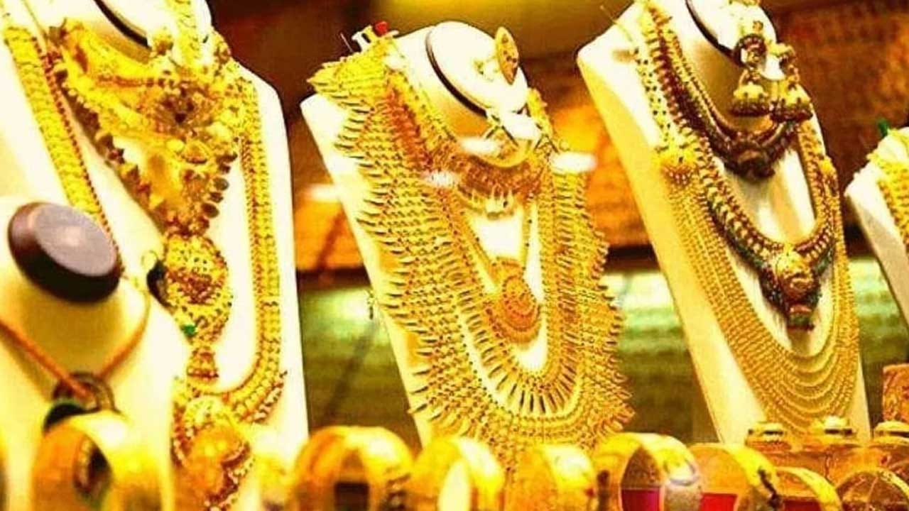 అయితే ఆషాఢ మాసంలో బంగారం కొనుగోలు చేయడం చేయకపోవడం అనేది రెండు అంశాలపై ఆధారపడి ఉంటుందని చెబుతున్నారు నిపుణులు. ఆధ్యాత్మికంగా చూస్తే ఈ మాసంలో కొంత మంది బంగారం కొనుగోలు చేయడానికి అంతగా ఆసక్తి చూపరు. కానీ వ్యాపార పరంగా చూస్తే ఈ సమయంలో బంగారం కొనుగోలు చేయడం చాలా లాభదాయకంగా ఉంటుందంట.