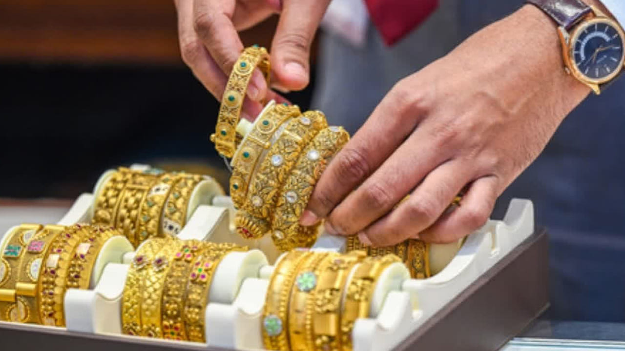 హైదరాబాద్లో కిలో సిల్వర్ ధర రూ.2,39,900గా ఉండగా.. చెన్నైలో కూడా ఇదే ధర పలుకుతోంది. బెంగళూరులో కేజీ వెండి ధర రూ.2.30 లక్షల వద్ద ట్రేడవుతోంది. నిన్న రూ.2.35 లక్షల వద్ద ఉండగా.. ఇవాళ రూ.5 వేలు తగ్గింది.