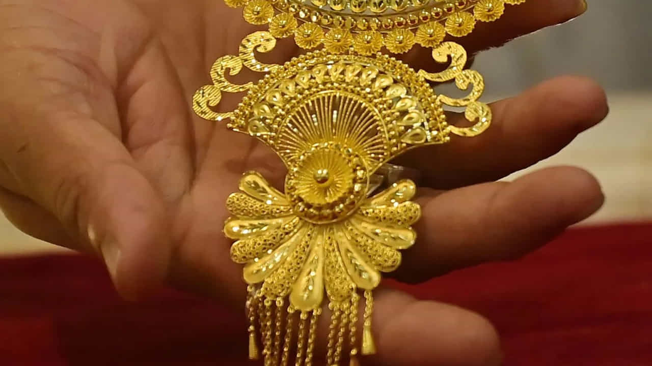 అటు అంతర్జాతీయ మార్కెట్లో స్పాట్ గోల్డ్ రేటు ఔన్సుకు 4120 డాలర్ల వద్ద కొనసాగుతోంది. గురువారం 4050 డాలర్ల వద్ద కొనసాగింది. అటు సిల్వర్ ధర 60 డాలర్ల వద్ద ఉంది. రానున్న రోజుల్లో ధరలు మరింత పెరిగే అవకాశముందని నిపుణులు చెబుతున్నారు. ఇటీవల వరుసగా ధరలు తగ్గగా.. ఇప్పుడు వరుసగా పెరుగుతూ వస్తోన్నాయి.