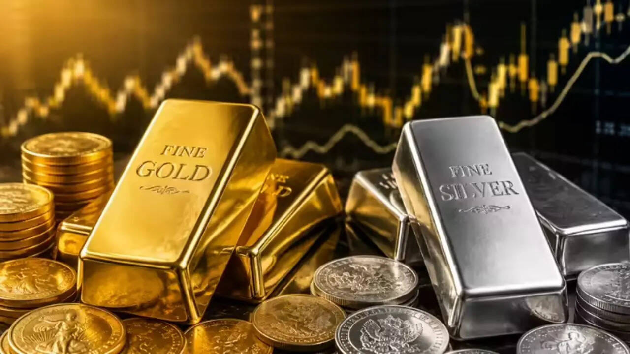Gold and Silver: బంగారం, వెండి కొనాలా వద్దా? శ్రావణ మాసంలో ధర తగ్గుతుందా లేదా పెరుగుతుందా?