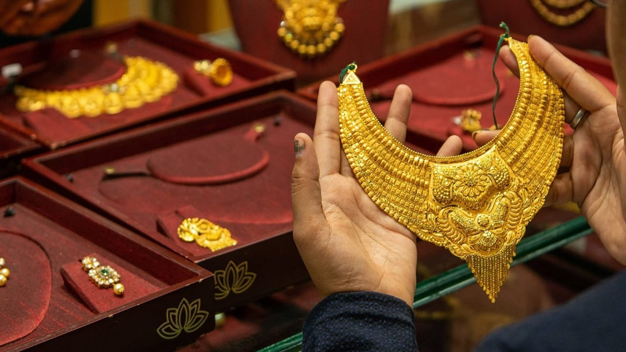 Gold: బంగారం పసుపు రంగులోనే ఎందుకుంటుంది..? 100 శాతం మందికి తెలియని సీక్రెట్ ఇదే..