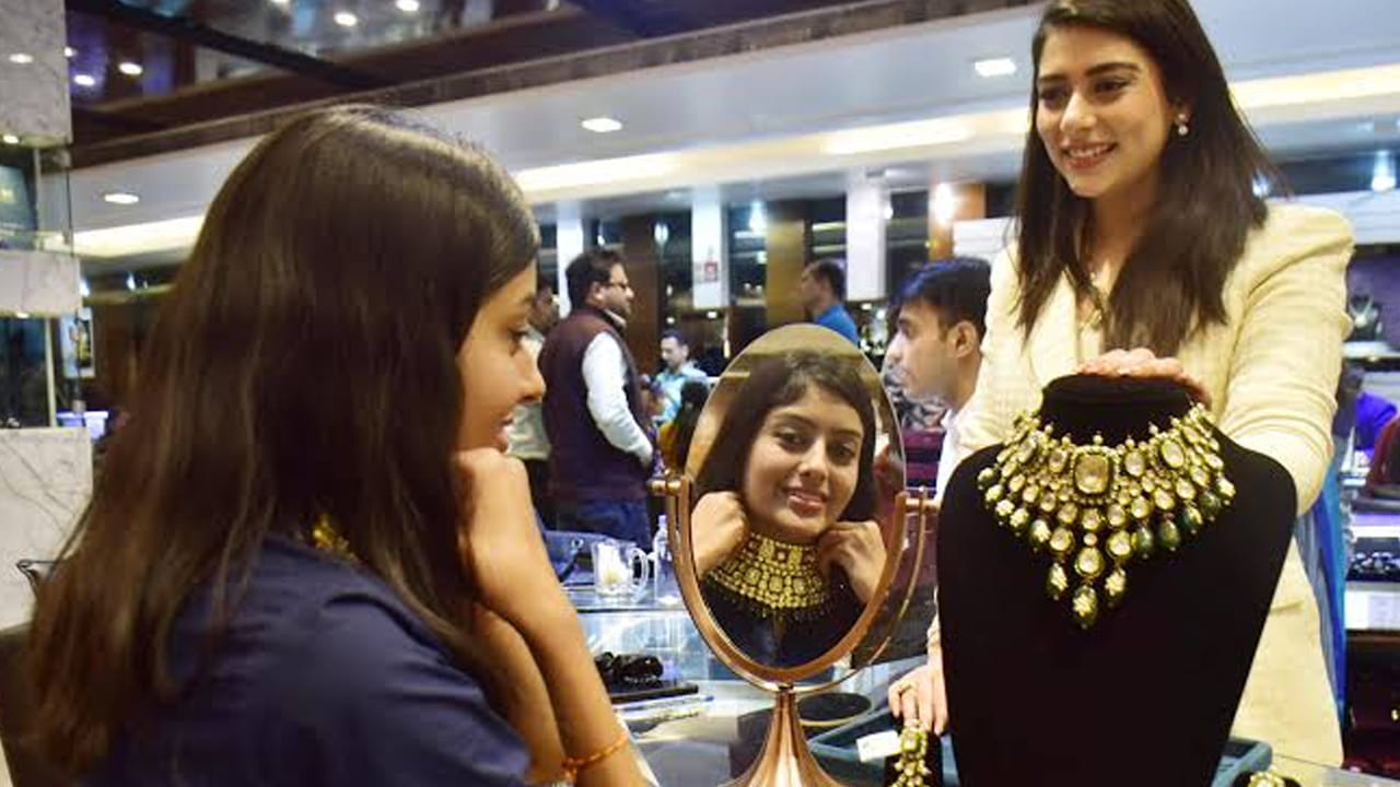 Gold Prices: గంటల్లోనే మారిన బంగారం ధరలు.. ఒక్కసారిగా ఊహించని ఛేంజ్.. ఇప్పుడు తులం ఎంతంటే..?